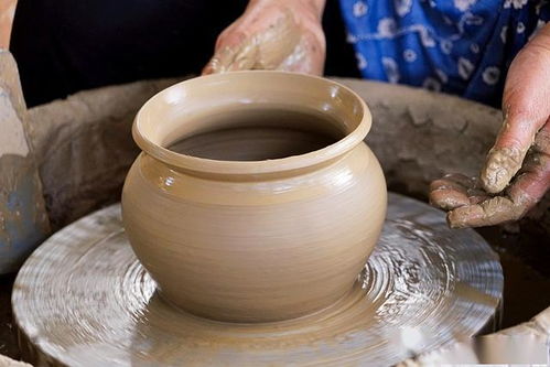 曼飞龙村傣陶制作坊,泥巴烧成 金钵钵